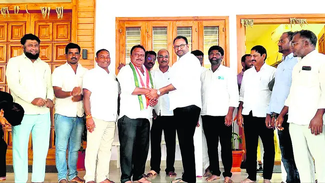 కాంగ్రెస్‌ గూటికి ఏకగ్రీవ సర్పంచులు
