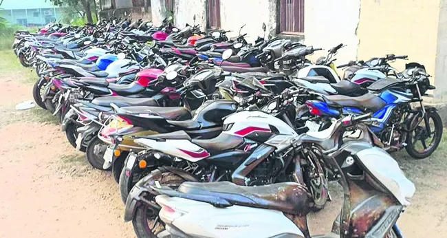 బైక్‌ రేసర్ల భరతం పడతాం 