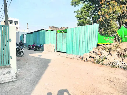 ఇళ్ల మధ్యే పర్మిట్‌ !