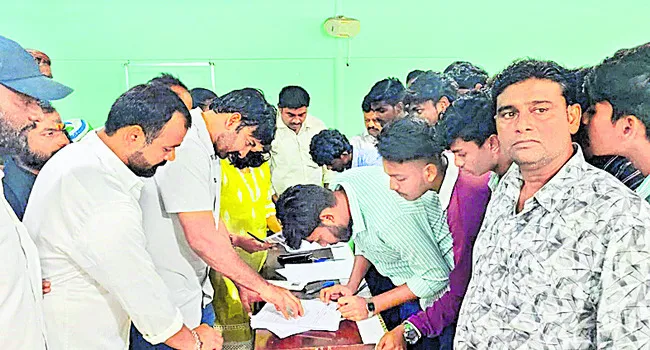 ‘సంతకమే’ సమర శంఖం