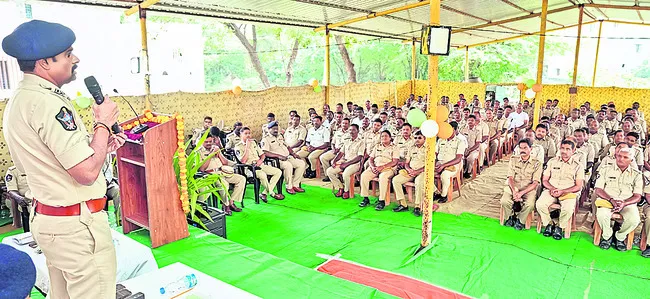 హోంగార్డు సేవలు ప్రశంసనీయం