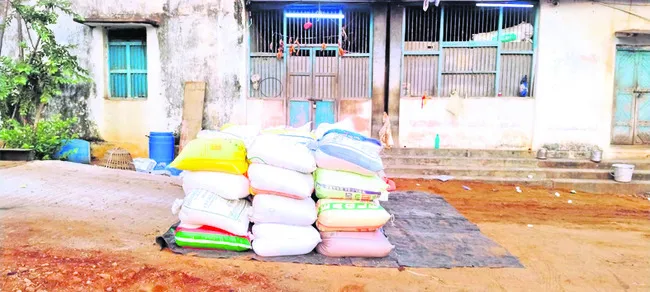 2,625 కిలోల రేషన్‌ బియ్యం పట్టివేత 