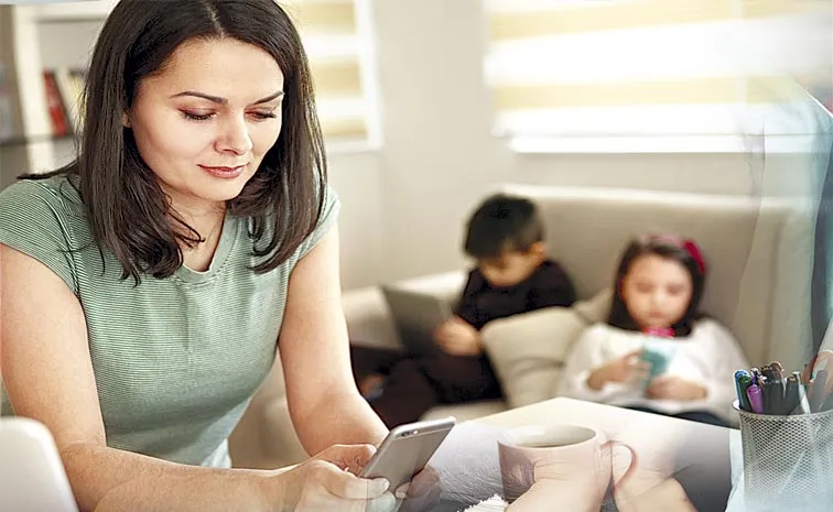 పేరెంట్స్‌ చేతిలో ఫోన్లు.. పిల్లలతో పెరుగుతున్న దూరాలు