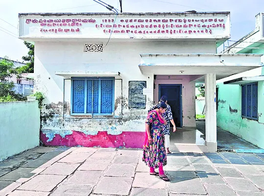 వైద్య కేంద్రం తరలింపుపై ప్రజాగ్రహం