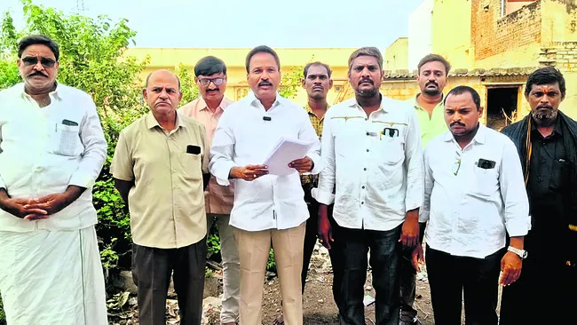 పేదల కడుపు కొడుతున్న డీలర్‌