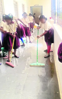 గిరిజన గురుకులంలో విద్యార్థినులతో వెట్టిచాకిరి 