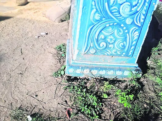 ఒరిగిన చెన్నకేశవస్వామి ఆలయ ముఖద్వారం 
