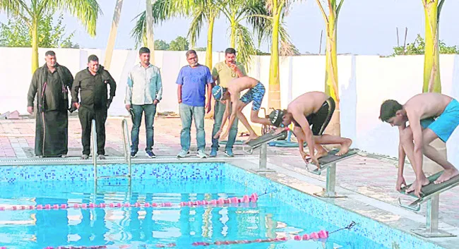 ఉత్సాహంగా జిల్లాస్థాయి స్విమ్మింగ్‌ పోటీలు