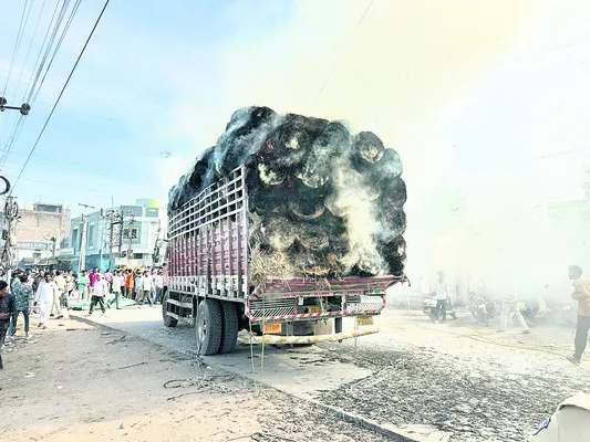 ఐచర్‌ వాహనంలో మంటలు