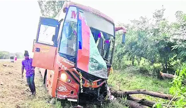 అదుపుతప్పిన ట్రావెల్స్‌ బస్సు 