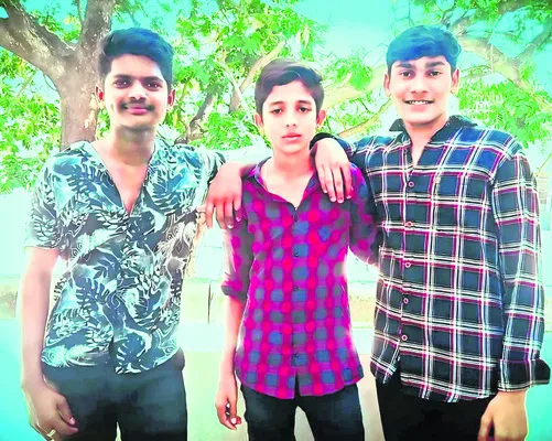 వీడని ముగ్గురు మిత్రుల అదృశ్యం మిస్టరీ