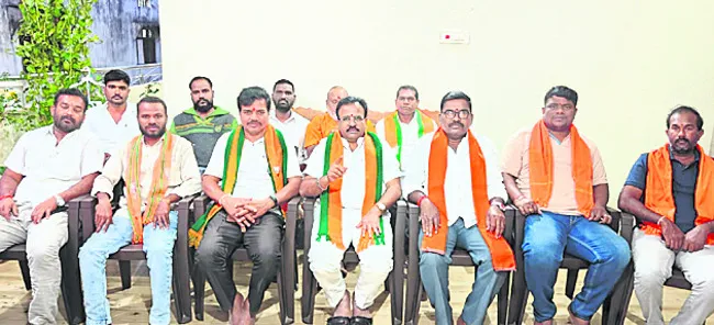 ‘మధుకర్‌ ఆత్మహత్య కారకులను అరెస్ట్‌ చేయాలి’