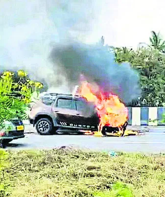 లారీని ఢీకొని కారు దగ్ధం 