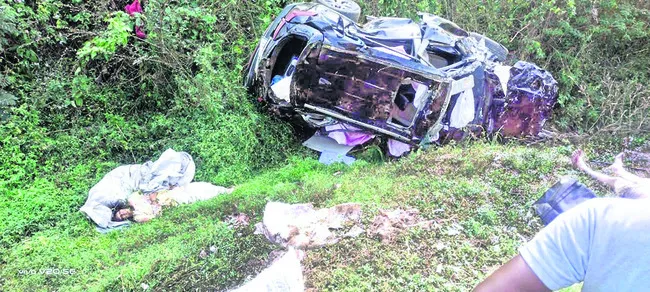 కారు బోల్తా, ముగ్గురు మృతి 