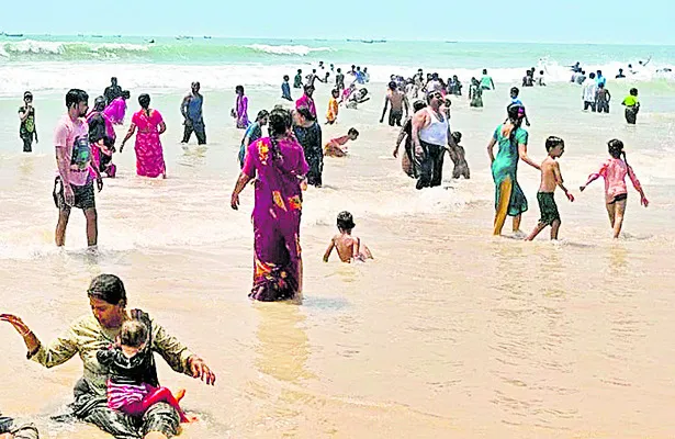 సందడిగా మారిన సముద్ర తీరం 