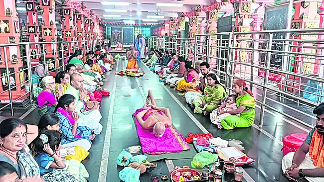 ఆదిత్యాలయంలో భక్తుల రద్దీ 