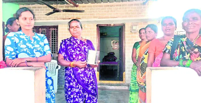 ఆటోలో వచ్చి.. అందినకాడికి ఎత్తుకెళ్లి..