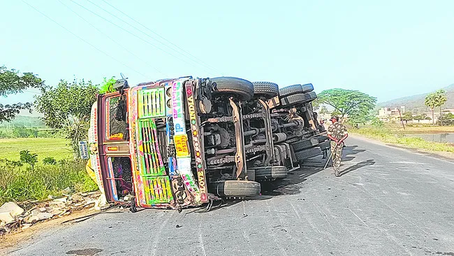 చేపల లారీ బోల్తా