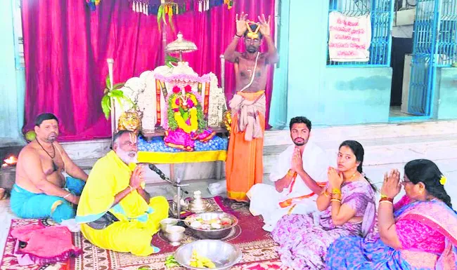 ఎన్నికల సిబ్బంది పోస్టల్‌ బ్యాలెట్‌ ద్వారా ఓటేయండి