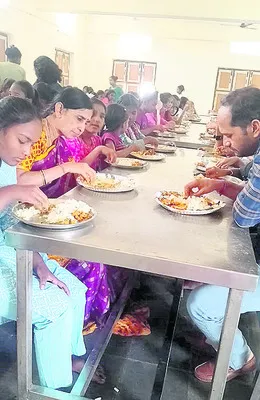 మెనూ ప్రకారం భోజనం అందించాలి