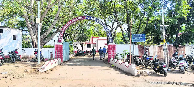 ఎస్సై పోస్టులు ఖాళీ!