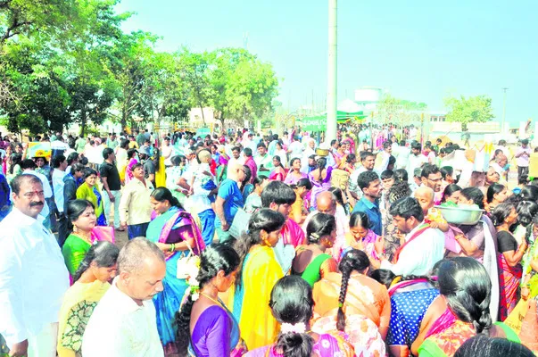 మేడారంలో భక్తుల కోలాహలం