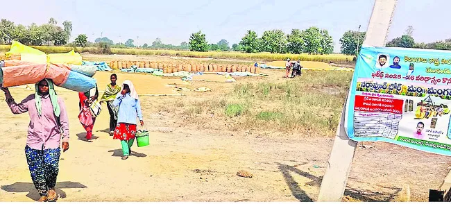 కొనుగోలు కేంద్రాల్లోని ధాన్యం చోరీ