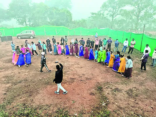 థింసా నృత్యంతోపర్యాటకులకు వినోదం 