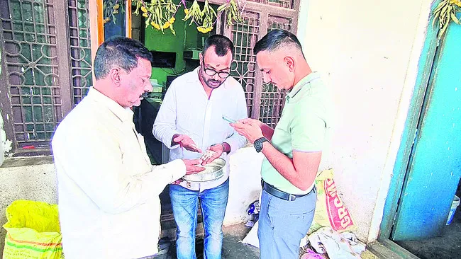 సక్రమంగా ధాన్యం   కొనుగోలు : సబ్‌ కలెక్టర్‌ 