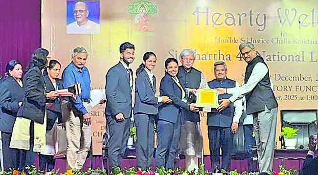 న్యాయ విద్యార్థులు నిరంతరం నేర్చుకుంటూనే ఉండాలి 