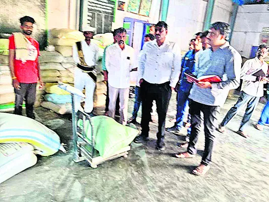 ఇదేం తూకం.. : కలెక్టర్‌ 
