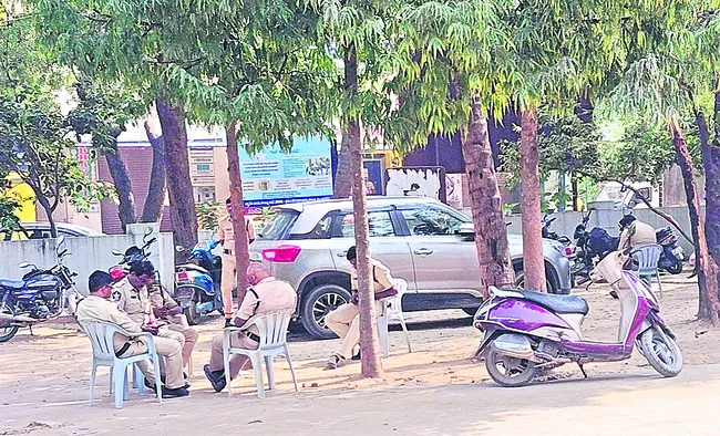 సార్‌.. ఎందుకింత మంది పోలీసులు? 