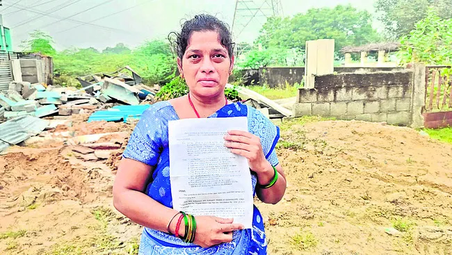 మమ్మల్ని వీధిపాలు చేశారు  
