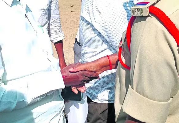 చేతులు కలిపితే ఉద్యోగం పోయినట్టే !