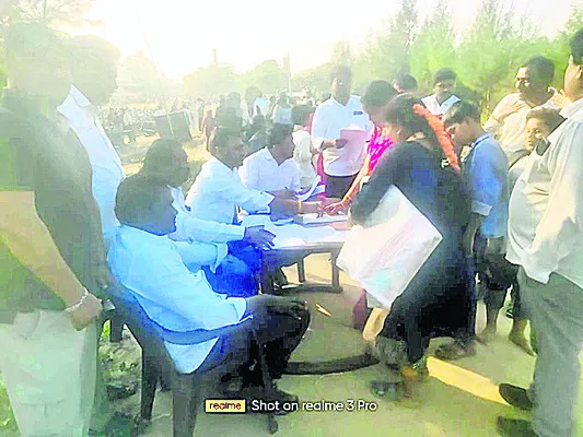 సంతకాలతో సమరం 