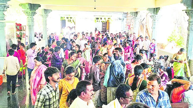 లోవకు పోటెత్తిన భక్తులు