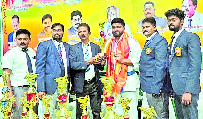 జాతీయ స్థాయి కరాటే పోటీల్లో అన్వర్‌కు గోల్డ్‌ మెడల్‌ 