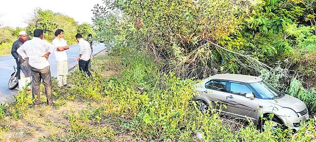 అదుపుతప్పి..  గుంతలోకి దూసుకుపోయి 