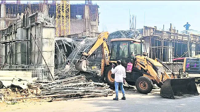 కూలిన షాపింగ్‌ మాల్‌ స్లాబ్‌ 