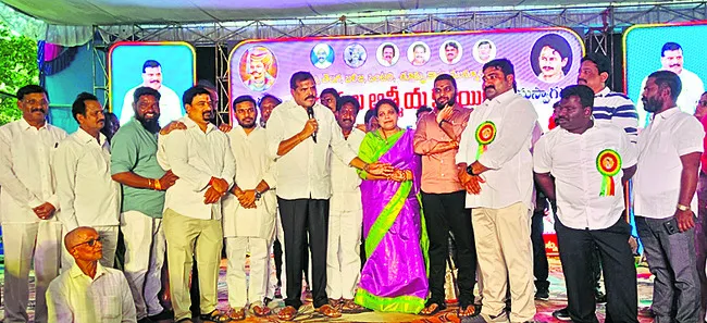 రాజకీయాలకు కులాన్ని ఆపాదించవద్దు