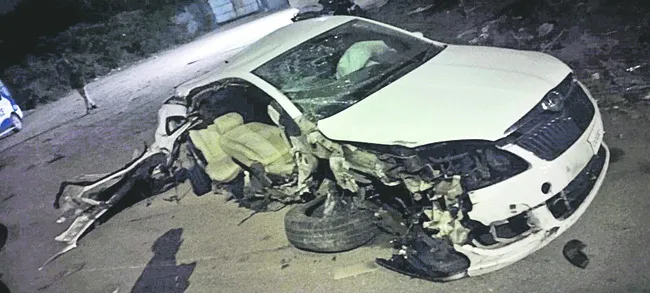 కారు అదుపుతప్పి డివైడర్‌ను ఢీకొట్టి 