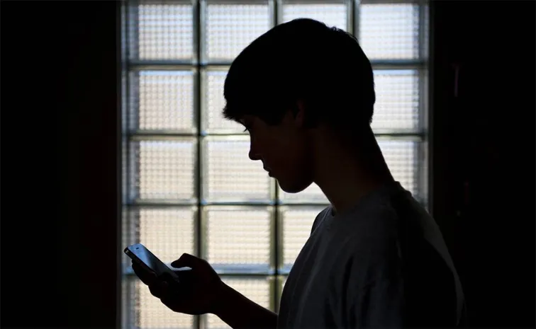 Teenager dead by jumping into borewell for Cell phone