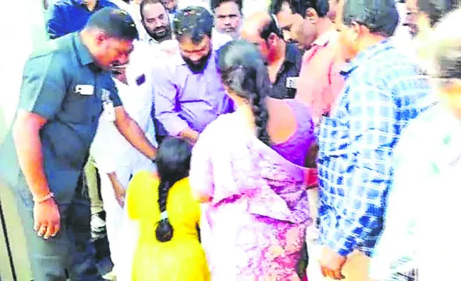 మంత్రి బంధువులమంటూ బెదింపులు 