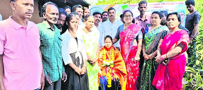 గిరిజన యువతకు క్రికెటర్‌ కరుణకుమారి ఆదర్శం 