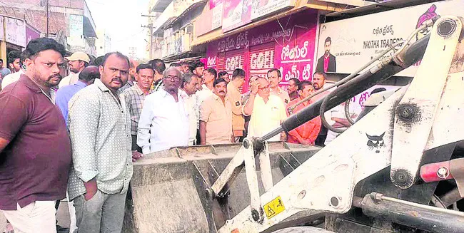 కూల్చివేతలను అడ్డుకున్న వ్యాపారులు