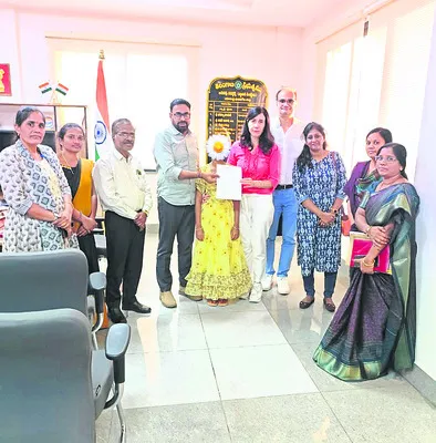 ఇటలీ దంపతులకు చిన్నారి దత్తత