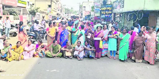 డ్వాక్రా మహిళల ఆందోళన 