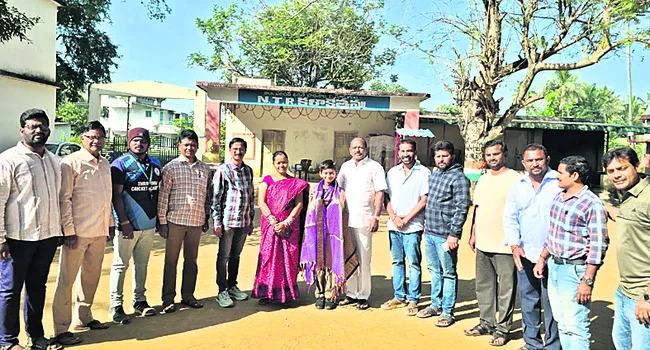 చిత్రలేఖన విద్యార్థికి అభినందన 