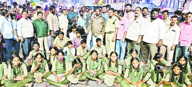 హైవేపై విద్యార్థుల ధర్నా 