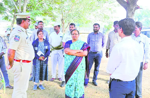 పోలింగ్‌ కేంద్రాల్లో వసతులు కల్పించండి 